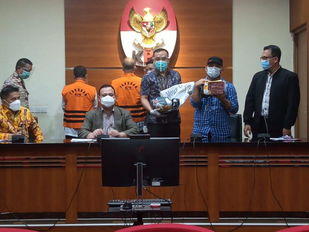 KPK Tahan Wali Kota Cimahi Tersangka Suap Izin Proyek Rumah Sakit KPK Tahan Wali Kota Cimahi Tersangka Suap Izin Proyek Rumah Sakit