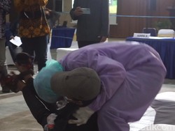 KPU Trenggalek Simulasi Coblosan Mulai Pemilih Bersuhu Tinggi hingga Pingsan