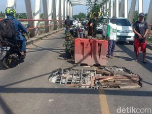 Lantai Jembatan Poncol di Jalur Utama Pejagan-Purwokerto Ambrol