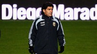 Gol tangan Tuhan menjadi salah satu momen yang paling diingat dalam karier Maradona. Kisah ini tampaknya bakal abadi meski El Diego sudah tutup usia. Kisah gol tangan Tuhan inilah yang nantinya membuat sosok Maradona akan abadi meski dirinya sudah tak lagi ada di dunia ini. Sosoknya akan tetap hidup dalam setiap kisah gol tangan Tuhan yang diceritakan kembali. Getty Images.
