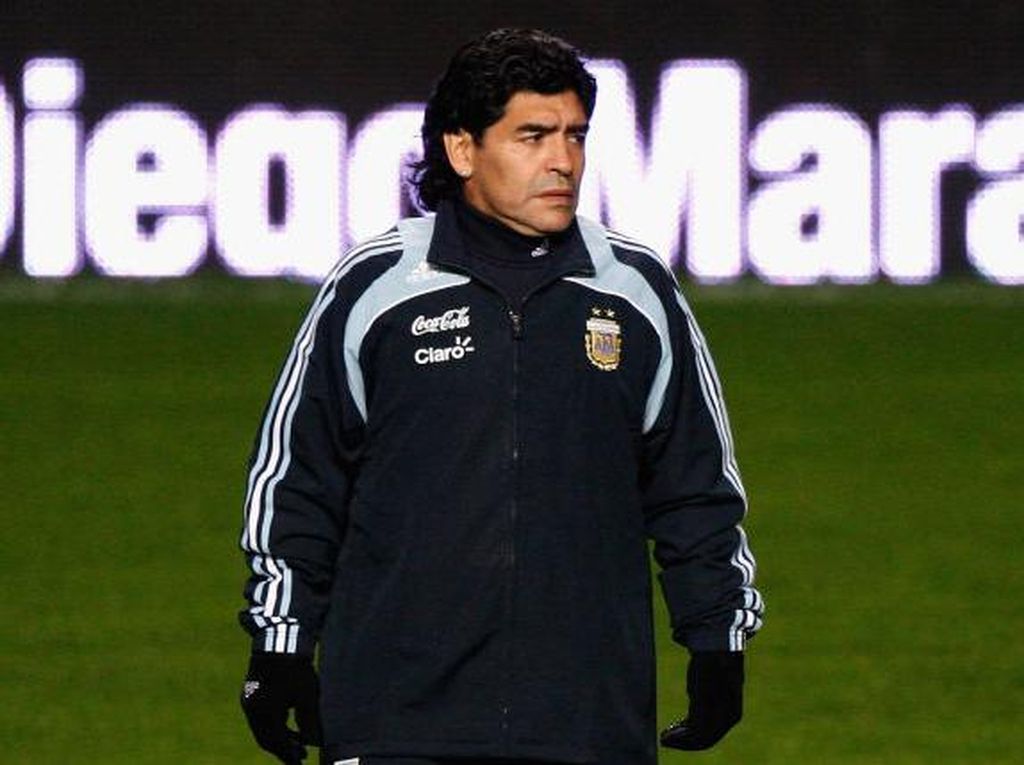 Patung Maradona Bersayap, Tanda Penghormatan Seniman Italia Patung Maradona Bersayap, Tanda Penghormatan Seniman Italia