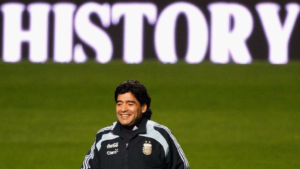 Kilas Balik Sepak Terjang Maradona Sang Tangan Tuhan