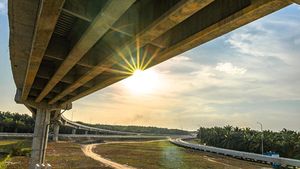 Intip Yuk! Tol Pekanbaru-Dumai Bermandi Cahaya