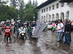 Video Motor Listrik Mengaspal di Kota Bandung