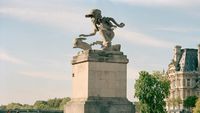 Fotografer Edit Patung di Paris Jadi Wonder Woman Sampai Pokemon