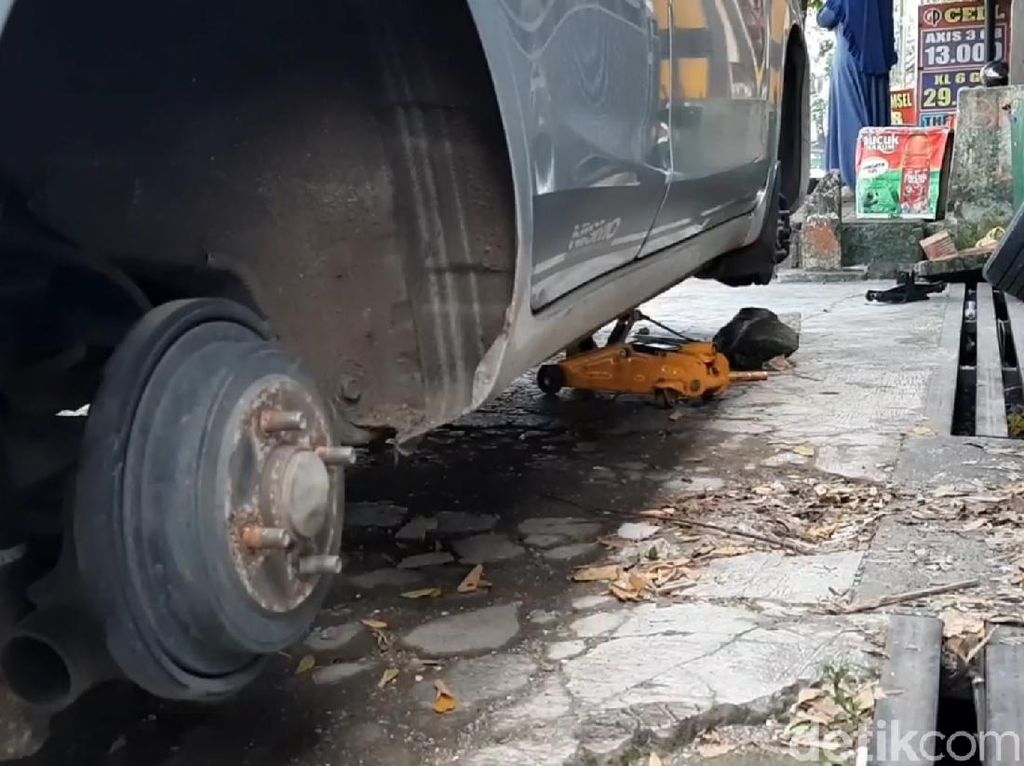 Waspada Parkir di Jalan Kota Tasikmalaya! 4 Ban Sedan Ini Raib Digondol Maling Waspada Parkir di Jalan Kota Tasikmalaya! 4 Ban Sedan Ini Raib Digondol Maling