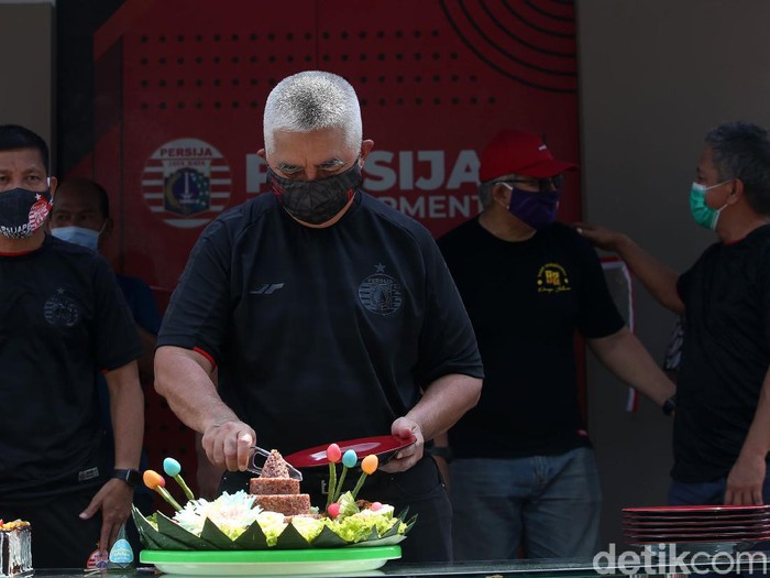 Persija Jakarta merayakan hari jadinya yang ke-92, Sabtu (28/11). Saat pandemi ini, HUT Persija digelar secara sederhana di Lapangan NYTC, Sawangan.