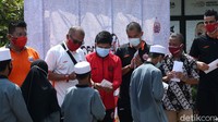 Dalam acara itu juga dilakukan pemberian santunan kepada fakir miskin.