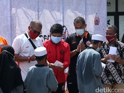 Dalam acara itu juga dilakukan pemberian santunan kepada fakir miskin.