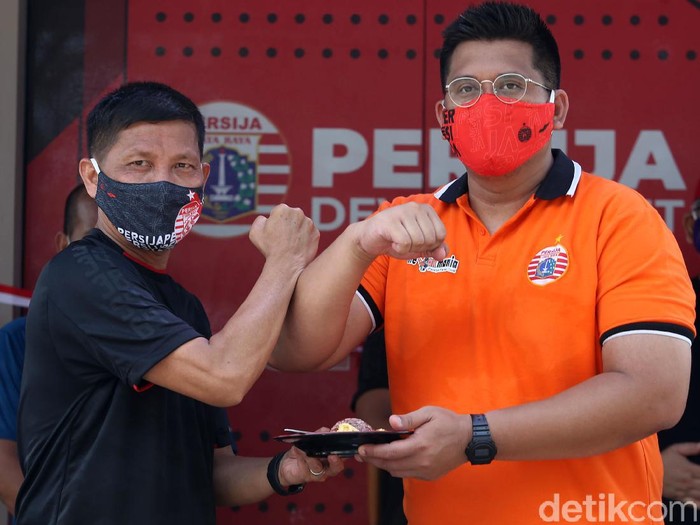 Persija Jakarta merayakan hari jadinya yang ke-92, Sabtu (28/11). Saat pandemi ini, HUT Persija digelar secara sederhana di Lapangan NYTC, Sawangan.
