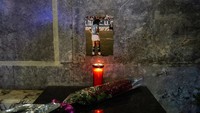 Iglesia Maradoniana atau Gereja Maradona adalah agama yang didirikan oleh tiga penggemar Maradona, yakni Hector Campomar, Alejandro Veron dan Hernan Amez, di Rosario, Argentina, pada 1998. Mereka menghimpun para fans Maradona untuk berbagi cinta dan kasih sayang kepada idolanya tersebut. Melansir 90min, Iglesia Maradoniana memiliki sekitar 120 ribu hingga 200 ribu anggota yang terdaftar di lebih dari 130 negara. Setiap pekannya, mereka mengadakan kegiatan pemujaan terhadap Maradona. Ivan Romano/Getty Images.