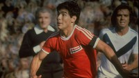Lima musim memperkuat Argentinos Junior, Maradona lantas pindah ke salah satu raksasa Argentina, Boca Juniors. Ia cuma semusim di sana, tapi mengantarkan Boca Juniors memenangi Liga Argentina musim 1981. Allsport UK/Getty Images.