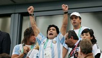 Selepas gantung sepatu, Maradona juga berkarier sebagai pelatih. Ia pernah menangani timnas Argentina dan sejauh ini sudah melatih sejumlah klub seperti Textil Mandiyu, Racing Club, Al Wasl, Fujairah, Dorados, dan terakhir melatih Gimnasia La Plata, di mana ia masih berstatus pelatih saat meninggal. Laurence Griffiths/Getty Images.
