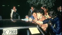 Di luar lapangan, Maradona adalah sosok yang penuh dengan kontroversi. Mulai dari kecanduannya dengan obat-obatan, kehidupan malamnya, hingga pandangan politiknya yang beraliran sosialis.