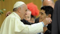 Maradona dan Paus Fransiskus memang beberapa kerap ketemu sejak 2013. Maradona memang sering mengunjungi Italia, khususnya Kota Naples, tempat di mana dia dipuja bak Tuhan. Pier Maco Tacca/Getty Images.