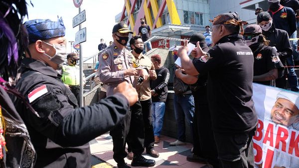 Potret Polisi Bubarkan Kerumunan Massa di Magelang