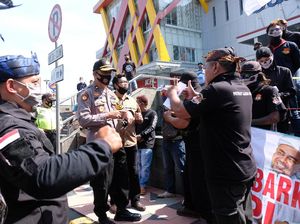 Potret Polisi Bubarkan Kerumunan Massa di Magelang