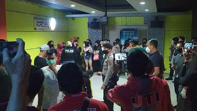 Nekat Buka di Tengah Pandemi, 3 Tempat Karaoke di Cianjur Digerebek Polisi Nekat Buka di Tengah Pandemi, 3 Tempat Karaoke di Cianjur Digerebek Polisi