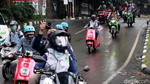 Potret Keseruan Konvoi Motor Listrik Keliling Bandung