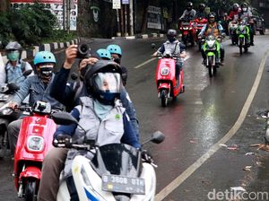 Potret Keseruan Konvoi Motor Listrik Keliling Bandung