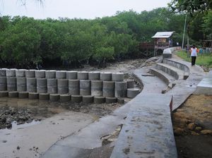 Proyek Tangkis Laut di Pantai Wisata Talang Siring