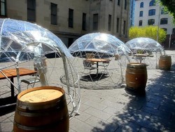 Restoran Bangun Tenda Makan Demi Lindungi Pelanggan dari Covid-19