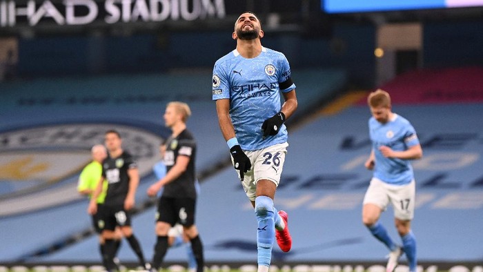 MANCHESTER, ENGLAND - NOVEMBER 28: Riyad Mahrez of Manchester City celebrates after scoring his teams first goal during the Premier League match between Manchester City and Burnley at Etihad Stadium on November 28, 2020 in Manchester, England. Sporting stadiums around the UK remain under strict restrictions due to the Coronavirus Pandemic as Government social distancing laws prohibit fans inside venues resulting in games being played behind closed doors. (Photo by Laurence Griffiths/Getty Images)