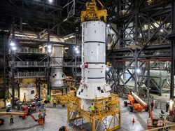 Roket Raksasa NASA Pembawa Manusia ke Bulan Mulai Dirakit