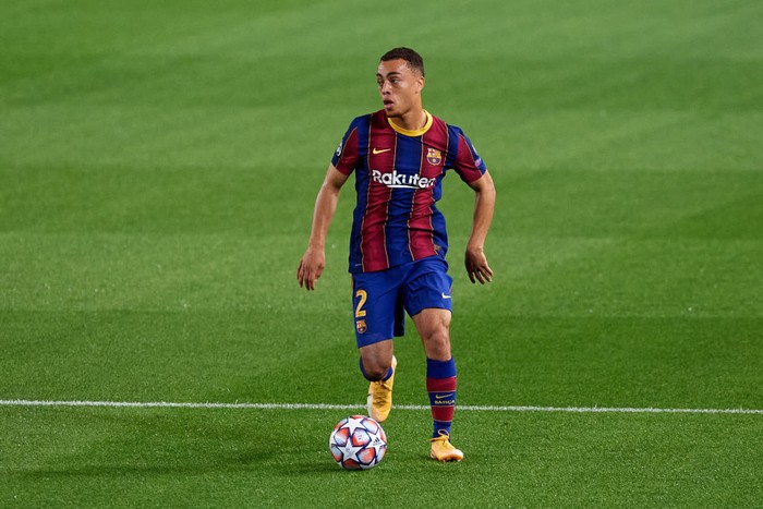 BARCELONA, SPAIN - OCTOBER 20: Sergino Dest of FC Barcelona runs with the ball during the UEFA Champions League Group G stage match between FC Barcelona and Ferencvaros Budapest at Camp Nou on October 20, 2020 in Barcelona, Spain. (Photo by Alex Caparros/Getty Images)