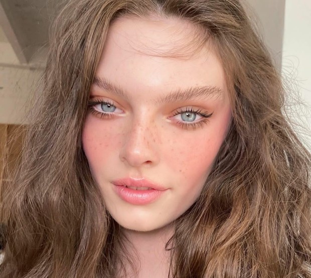 Sikat alis dan beri clear eyebrow gel sebagai sentuhan akhir/Foto: Instagram/nikki_makeup Langkah mudah membuat feathery brows