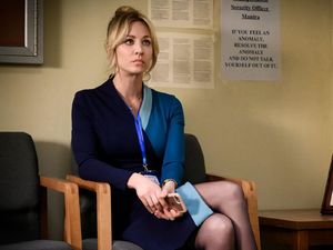 The Flight Attendant: Misteri Pembunuhan Sememabukkan Vodka