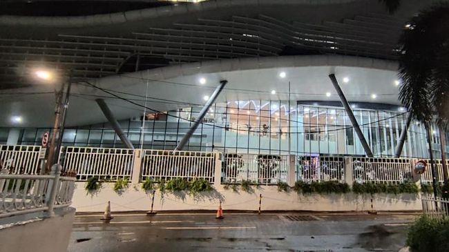 Tim Penyidik KPK Bawa 6 Koper Usai 15 Jam Lebih Geledah Gedung KKP Tim Penyidik KPK Bawa 6 Koper Usai 15 Jam Lebih Geledah Gedung KKP