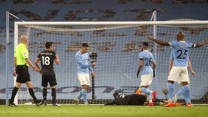 MANCHESTER, ENGLAND - NOVEMBER 28: Ferran Torres of Manchester City celebrates after scoring his teams fourth goalduring the Premier League match between Manchester City and Burnley at Etihad Stadium on November 28, 2020 in Manchester, England. Sporting stadiums around the UK remain under strict restrictions due to the Coronavirus Pandemic as Government social distancing laws prohibit fans inside venues resulting in games being played behind closed doors. (Photo by Martin Rickett - Pool/Getty Images)