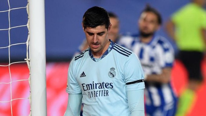 MADRID, SPAIN - NOVEMBER 28: Thibaut Courtois of Real Madrid looks dejected after conceding a penalty during the La Liga Santander match between Real Madrid and Deportivo Alaves at Estadio Santiago Bernabeu on November 28, 2020 in Madrid, Spain. Football Stadiums around Europe remain empty due to the Coronavirus Pandemic as Government social distancing laws prohibit fans inside venues resulting in fixtures being played behind closed doors. (Photo by Denis Doyle/Getty Images)