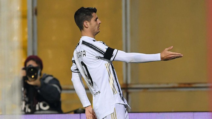 BENEVENTO, ITALY - NOVEMBER 28: Alvaro Morata of Juventus celebrates after scoring the 0-1 goal during the Serie A match between Benevento Calcio and Juventus at Stadio Ciro Vigorito on November 28, 2020 in Benevento, Italy. (Photo by Francesco Pecoraro/Getty Images)