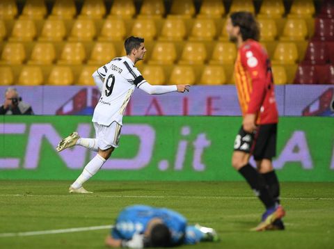 BENEVENTO, ITALY - NOVEMBER 28: Álvaro Morata of Juventus celebrates after scoring the 0-1 goal, next to the disappointment of Lorenzo Montipò and Perparim Hetemaj of Benevento Calcio during the Serie A match between Benevento Calcio and Juventus at Stadio Ciro Vigorito on November 28, 2020 in Benevento, Italy.  (Photo by Francesco Pecoraro / Getty Images)