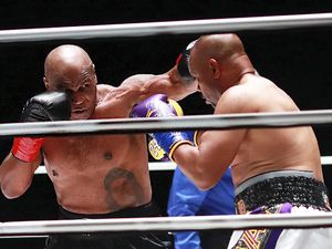 Tyson Vs Roy Jones Jr: Mirip Dua Paman yang Berkelahi di Pesta Barbeku Tyson Vs Roy Jones Jr: Mirip Dua Paman yang Berkelahi di Pesta Barbeku
