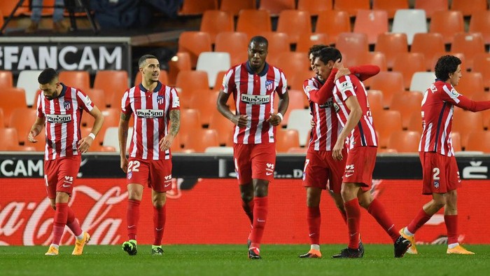 VALENCIA, SPAIN - NOVEMBER 28: Atletico de Madrid players celebrate following their teams first goal, an own goal by Toni Lato of Valencia CF (not pictured) during the La Liga Santader match between Valencia CF and Atletico de Madrid at Estadio Mestalla on November 28, 2020 in Valencia, Spain. Football Stadiums around Europe remain empty due to the Coronavirus Pandemic as Government social distancing laws prohibit fans inside venues resulting in fixtures being played behind closed doors. (Photo by Alex Caparros/Getty Images)