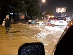 Antrean Panjang di GT Tebing Tinggi Imbas Banjir, Pengalihan Arus Diberlakukan