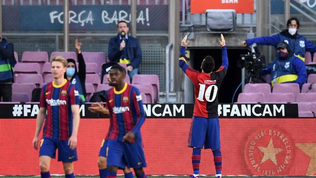 BARCELONA, SPAIN - NOVEMBER 29: Barcelona's Lionel Messi celebrates after scoring the fourth goal for his sides while wearing a Newell's Old Boys jersey with the number 10 on the back in memory of former soccer player Diego Maradona, who recently passed away during La Liga Santander match between FC Barcelona and CA Osasuna at Camp Nou on November 29, 2020 in Barcelona, ​​Spain.  Sports stadiums in Spain remain under strict restrictions due to the coronavirus pandemic, as the government's social distancing laws prohibit fans from entering venues, resulting in games being played behind closed doors.  (Photo by David Ramos / Getty Images)