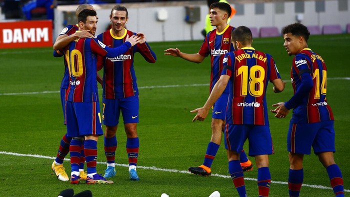 Barcelonas Martin Braithwaite, left, celebrates with his teammates after scoring his sides first goal during the Spanish La Liga soccer match between FC Barcelona and Osasuna at the Camp Nou stadium in Barcelona, Spain, Sunday, Nov. 29, 2020. (AP Photo/Joan Monfort)
