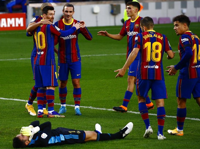 Barcelonas Martin Braithwaite, left, celebrates with his teammates after scoring his sides first goal during the Spanish La Liga soccer match between FC Barcelona and Osasuna at the Camp Nou stadium in Barcelona, Spain, Sunday, Nov. 29, 2020. (AP Photo/Joan Monfort)