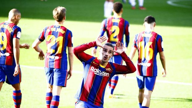 Antoine Griezmann of Barcelona celebrates after scoring his team's second goal during the Spanish La Liga soccer match between FC Barcelona and Osasuna at Camp Nou stadium in Barcelona, ​​Spain, on Sunday, Nov. 29, 2020 (AP Photo / Joan Monfort).