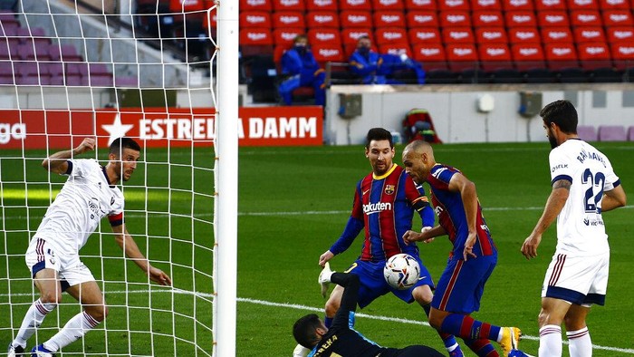 Barcelonas Martin Braithwaite, second right, scores his sides first goal during the Spanish La Liga soccer match between FC Barcelona and Osasuna at the Camp Nou stadium in Barcelona, Spain, Sunday, Nov. 29, 2020. (AP Photo/Joan Monfort)