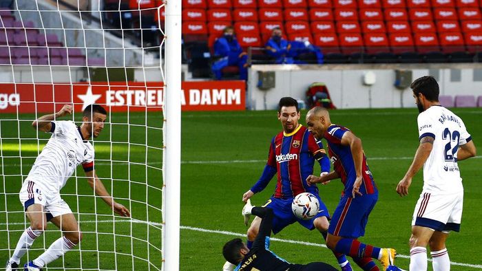 Barcelona vs Osasuna Barcelonas Martin Braithwaite, second right, scores his sides first goal during the Spanish La Liga soccer match between FC Barcelona and Osasuna at the Camp Nou stadium in Barcelona, Spain, Sunday, Nov. 29, 2020. (AP Photo/Joan Monfort)