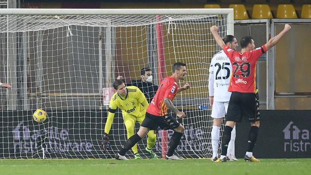 BENEVENTO, ITALY - NOVEMBER 28: Benevento Calcio's Gaetano Letizia scores the 1-1 goal during the Serie A match between Benevento Calcio and Juventus at Stadio Ciro Vigorito on November 28, 2020 in Benevento, Italy.  (Photo by Francesco Pecoraro / Getty Images)