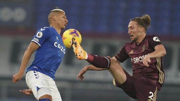Everton's Richarlison, left vies for the ball with Leeds United's Luke Ayling during the English Premier League soccer match between Everton and Leeds United, at Goodison Park in Liverpool, England, Saturday Nov. 28, 2020. (AP Photo/Jon Super)