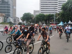 DKI PSBB Transisi, Bundaran HI Masih Dipadati Warga Olahraga Pagi Ini