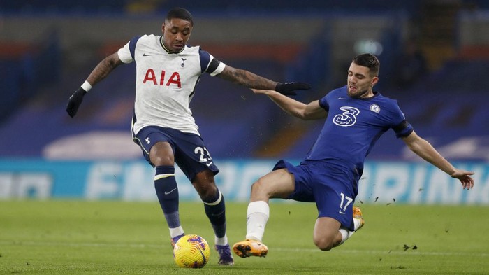 Chelseas Mateo Kovacic tackles Tottenhams Steven Bergwijn, left, during the English Premier League soccer match between Chelsea and Tottenham Hotspur at Stamford Bridge in London, England, Sunday, Nov. 29, 2020. (Matthew Childs/Pool via AP)
