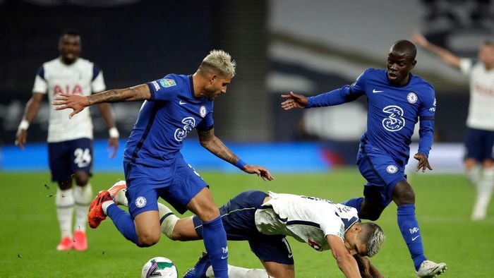 Chelsea vs Tottenham Hotspur LONDON, ENGLAND - SEPTEMBER 29: Erik Lamela of Tottenham Hotspur is challenged by Emerson Palmieri and NGolo Kante of Chelsea during the Carabao Cup fourth round match between Tottenham Hotspur and Chelsea at Tottenham Hotspur Stadium on September 29, 2020 in London, England. Football Stadiums around United Kingdom remain empty due to the Coronavirus Pandemic as Government social distancing laws prohibit fans inside venues resulting in fixtures being played behind closed doors. (Photo by Matt Dunham - Pool/Getty Images)